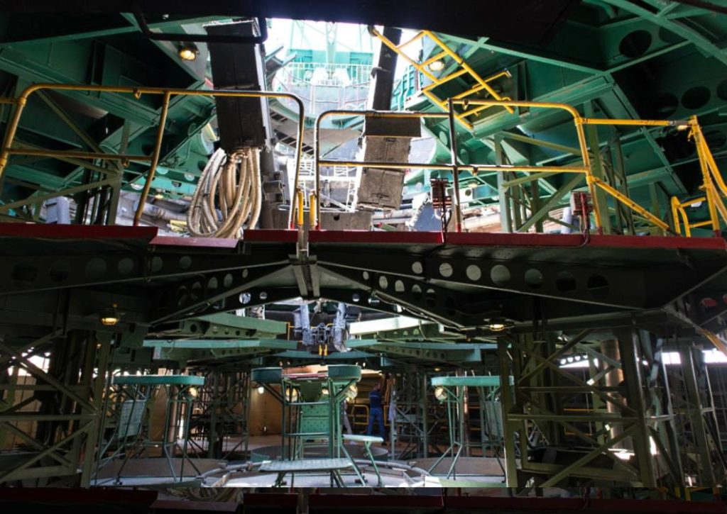 L'interno della rampa di lancio con vista sul "KO" della Soyuz. Credito: TzENKI