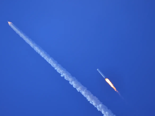 Il momento della separazione tra la torre di salvataggio con la navicella Mengzhou (a sinistra) ed il Lunga Marcia 10A, Credito: CNSA / Cina