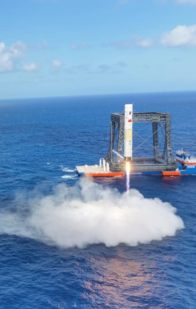 Il Lunga Marcia 10A ammara a poca distanza dalla piattaforma di recupero cina