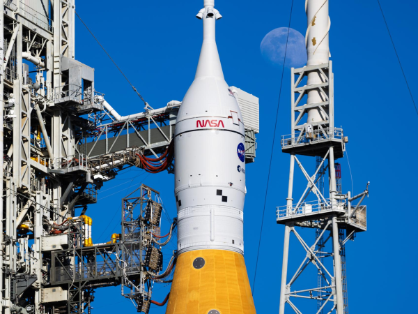 L'SLS durante le operazioni sulla rampa di lancio. Credito: NASA
