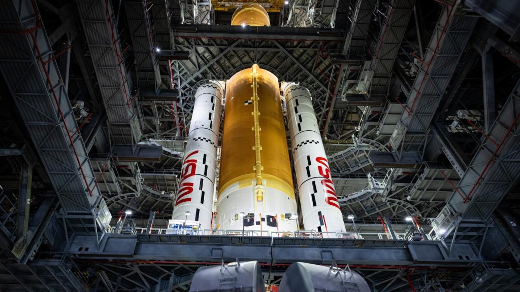 L'SLS nel VAB. Credito: NASA