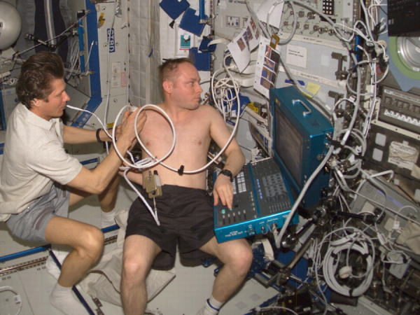 Padalka esegue un'ecografia a Fincke durante l'Expedition 9