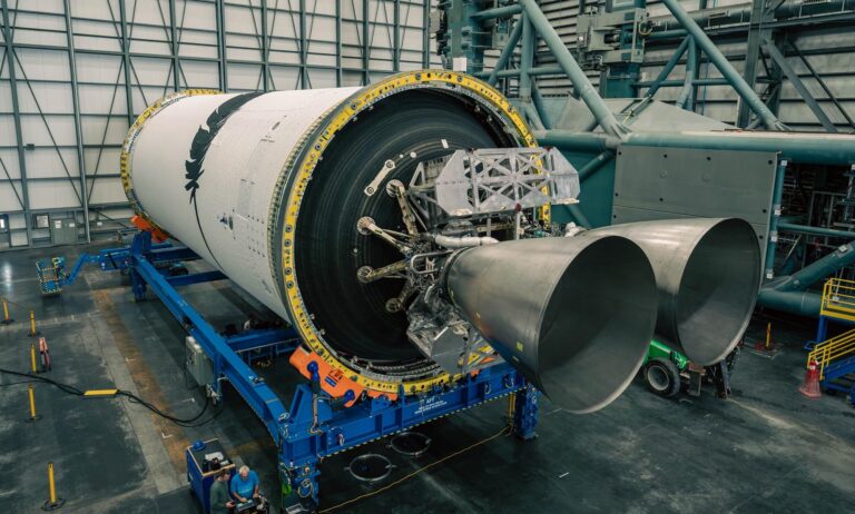 I motori BE-3U durante l'allestimento del secondo stadio del New Glenn. Credito: Blue Origin