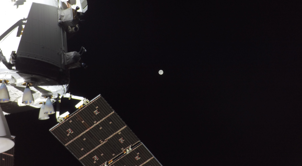La Luna ripresa dal modulo di servizio della Orion di Artemis II