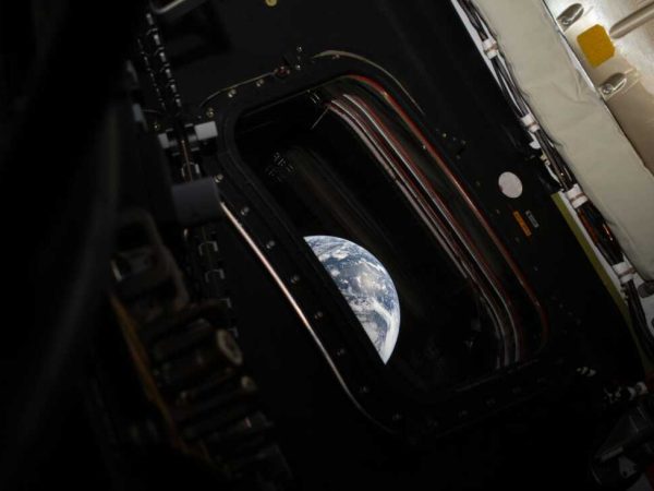 Immagine, divenuta virale, della terra ripresa dall'oblò della Orion in allontanamento dal suo campo gravitazionale. Credito: NASA