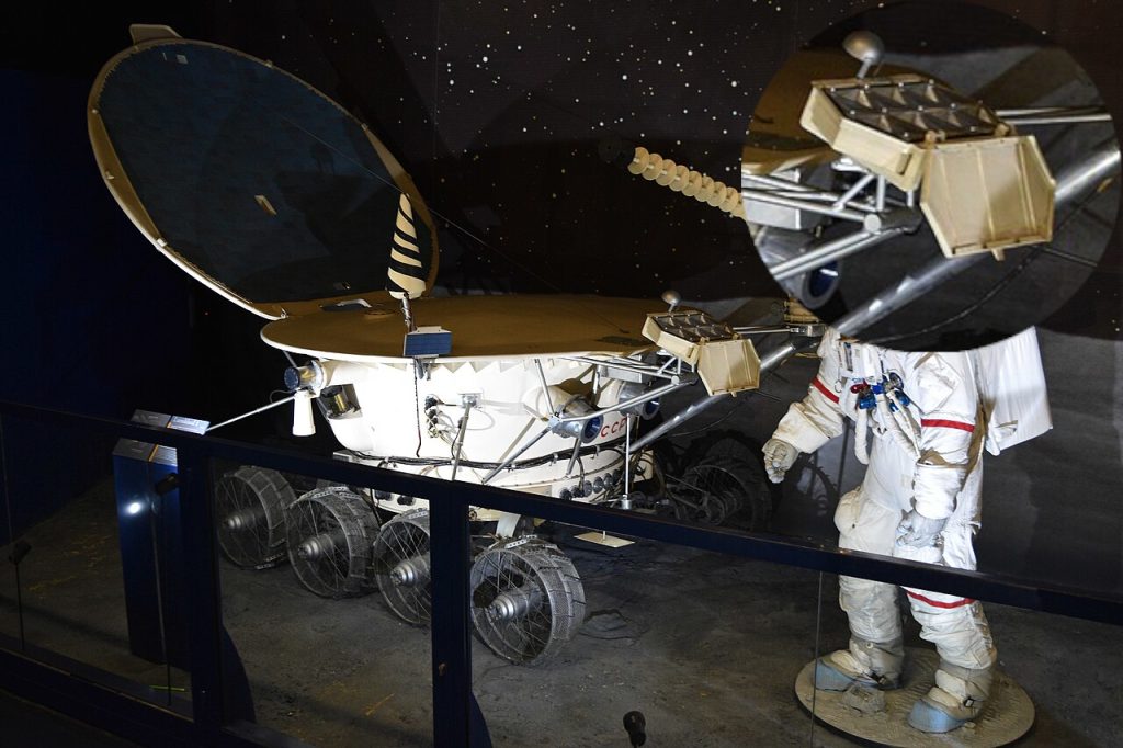 Replica di Lunokhod 1 al Musée de l'Air et de l'Espace (Parigi) con evidenziato il modulo che ospita il retroriflettore laser. Credito: Wikimedia commons