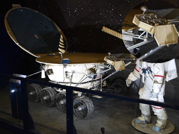 Replica di Lunokhod 1 al Musée de l'Air et de l'Espace (Parigi) con evidenziato il modulo che ospita il retroriflettore laser. Credito: Wikimedia commons