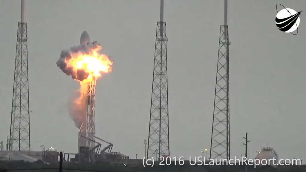 L'esplosione sulla rampa di lancio LC40 del Falcon 9 con il satellite Amos 6. Era il 2016. Credito: Uslaunchreport.com