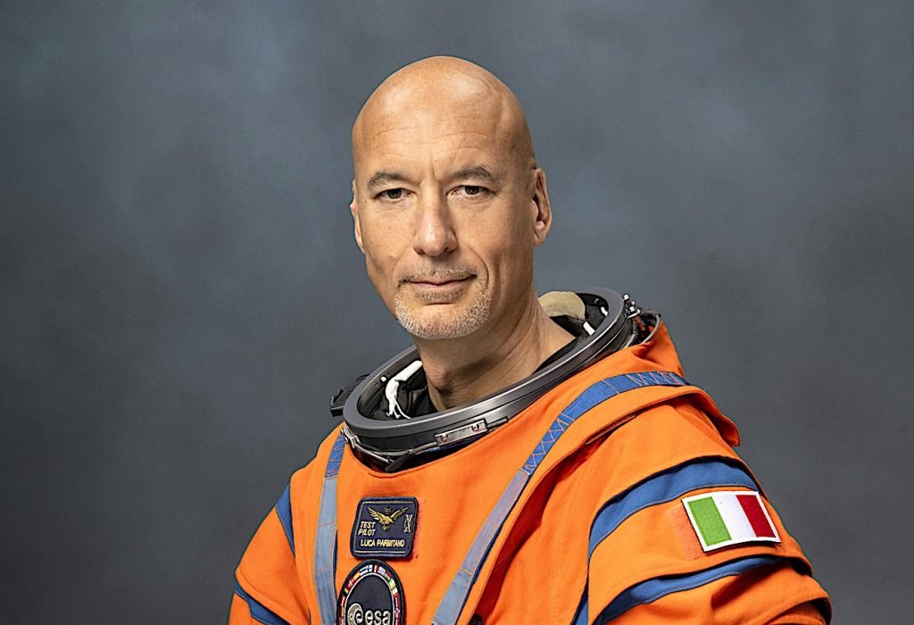 Luca Parmitano con la tuta ufficiale della missione Artemis III