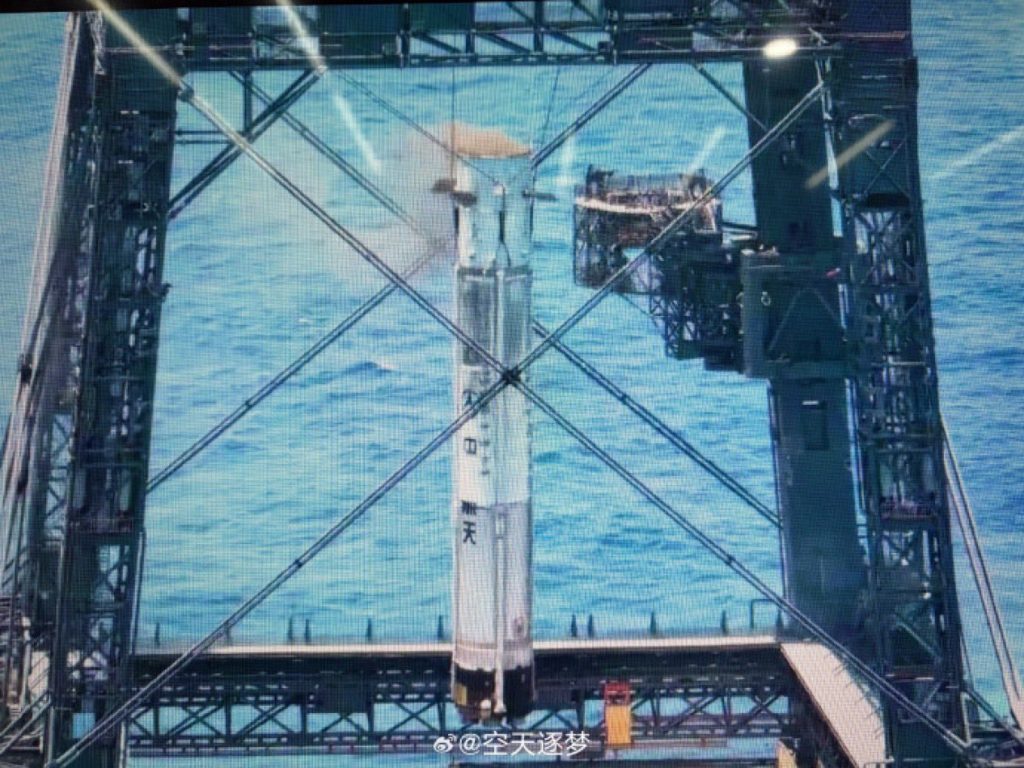 Particolare del sistema di cattura della piattaforma Il primo stadio del Lunga Marcia 10B rientra sulla piattaforma marina Linghangzhe.