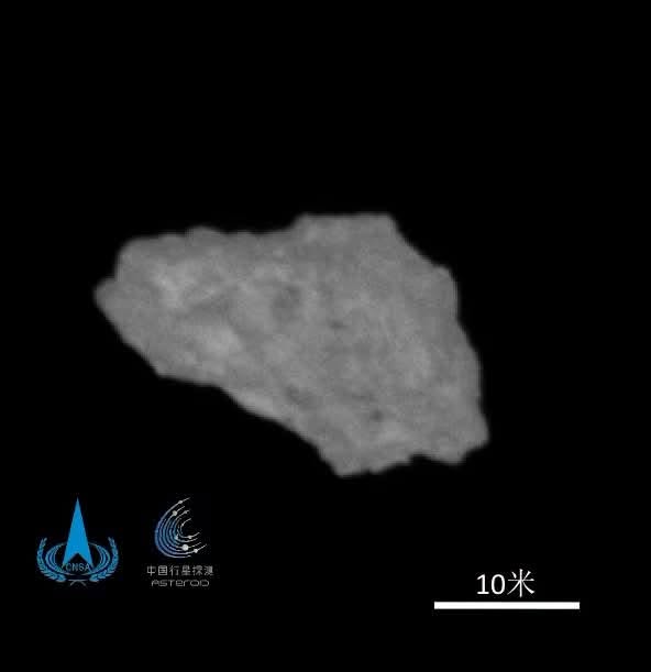 La "quasi luna" Komoo'alewa ripresa dalla sonda cinese Tianwen-2 nel momento del suo ingresso nell'orbita del piccolo asteroide. Credito: CNSA