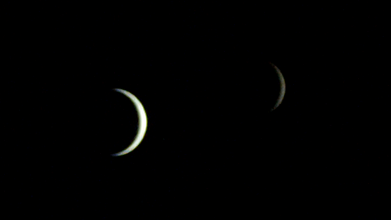 In queste immagini della missione ESCAPADE della NASA, si possono osservare la Terra (a sinistra) e la Luna (a destra). L'immagine a sinistra del cursore mostra la luce visibile riflessa dal Sole, mentre l'immagine a infrarossi a destra mostra l'energia emessa dai corpi celesti. Nell'immagine termica sono stati aggiunti degli anelli bianchi per mostrare le dimensioni reali della Terra e della Luna. Credit: NASA/UCB-SSL/NAU-Radiant/Lucint