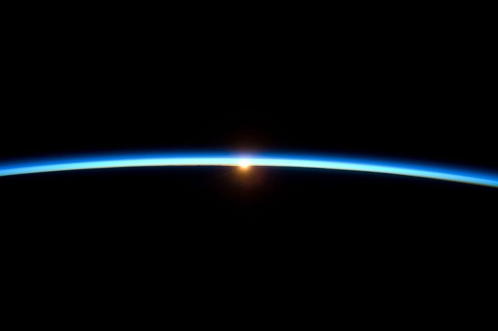 La sottile atmosfera terrestre vista dalla Stazione Spaziale Internazionale (crediti: NASA)
