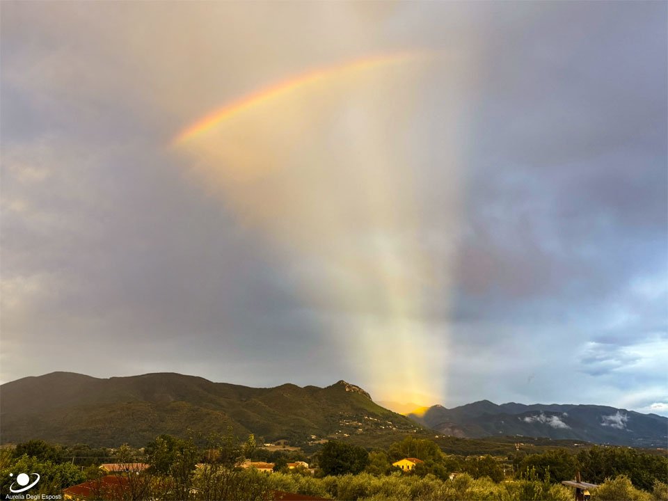 Arcobaleno e raggi anticrepuscolari. Credit: Aurelia Degli Espositi