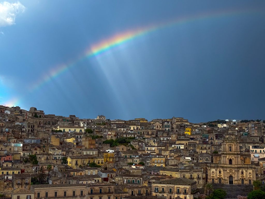 Arcobaleno e raggi anticrepuscolari