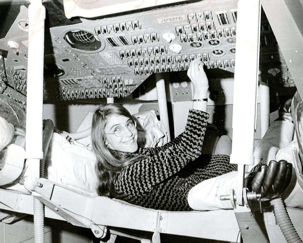 Margaret Hamilton nel modulo di comando della capsula Apollo